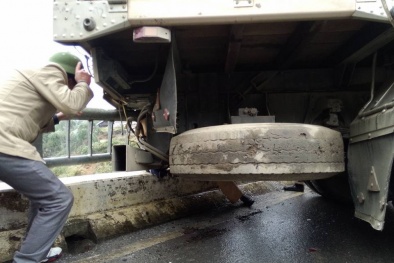 Trạm trưởng CSGT Tuần Giáo bị xe tải mất lái ép chặt thành cầu đã tử vong