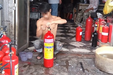 Vào 'lò' tân trang bình chữa cháy cũ