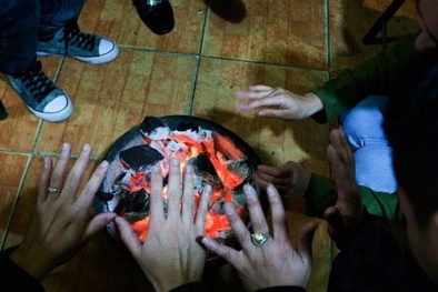Chết người vì sưởi than ở Nghệ An: Cẩn trọng khi đốt than trong phòng kín