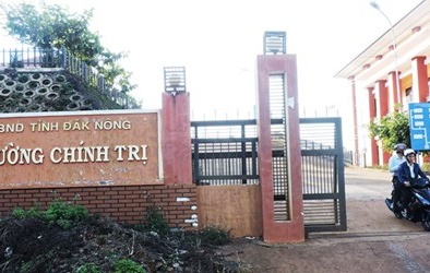 Hiệu trưởng bắt học viên đóng 300 triệu đồng để trả phí taxi