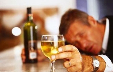 Người uống rượu đỏ mặt có nguy cơ mắc bệnh gì?