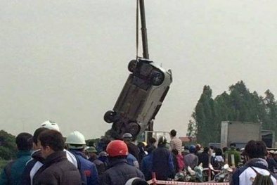 Phát hiện tài xế taxi chết trong tư thế vẫn cầm vô lăng... dưới sông