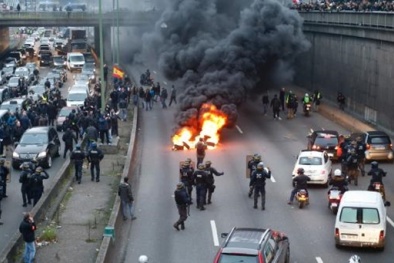 Biểu tình chống taxi Uber, bạo loạn khắp thủ đô Paris