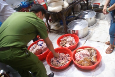 Hàng loạt sai phạm về vệ sinh an toàn thực phẩm tại cơ sở Cường Ký