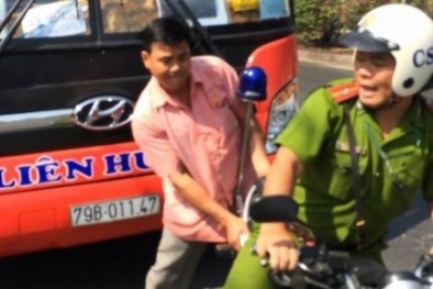 Nổ 3 phát súng chỉ thiên, chặn bắt xe khách vi phạm giao thông