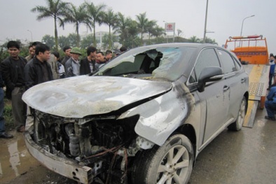 Ô tô tự nhiên bốc cháy, nghi ngờ do xăng nhưng khó bắt đền