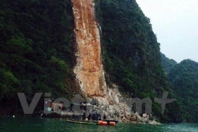 Sạt lở núi đá ở Quảng Ninh: Xới tung hàng nghìn khối đất đá tìm người mất tích