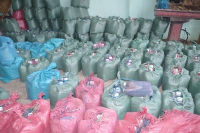 Rùng mình tương ớt đóng can không rõ nguồn gốc, không nhãn mác