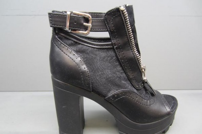 Giày 'độc' Trung Quốc gây bệnh ngứa da, dị ứng