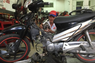 Hàng loạt xe chết máy do đổ xăng có tạp chất?