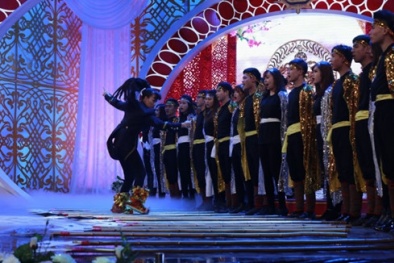 Táo quân 2016: Nhạc trưởng Vân Dung vừa hát opera vừa chỉ duy dàn nhạc