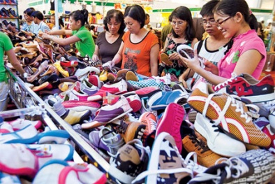 Hàng loạt chất cấm độc hại trong giày dép Trung Quốc