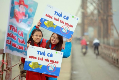 Quang cảnh tấp nập trong ngày thả cá chép tiễn Ông Táo về trời 