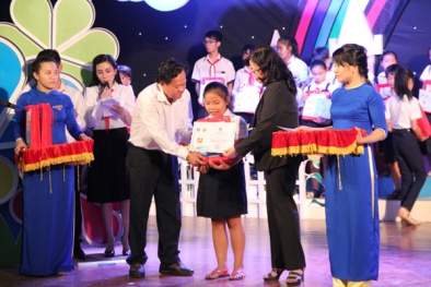 100 thiếu nhi vượt khó học giỏi tỉnh Bình Dương được trao học bổng đón Tết