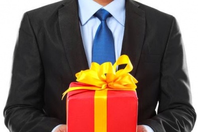 Những điều nên và không nên khi chọn quà Tết biếu sếp 