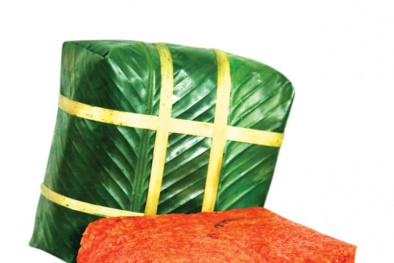 Cách gói bánh chưng gấc lạ mắt 'gặt' may mắn Tết Bính Thân