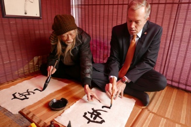 Đại sứ Mỹ bất ngờ làm ‘ông đồ’ tại Việt Nam