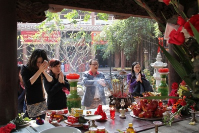 Đi chùa ngày Tết, vái như ‘bổ củi’ là sai 