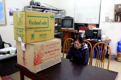 Nữ chủ hàng tạp hóa mặt 'cắt không ra máu' khi cảnh sát ập vào