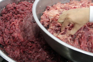 Kinh hãi công nghệ tẩm hóa chất biến thịt heo thành thịt bò