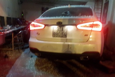 Xe 'điên' hất văng nhiều người ngồi chơi game trong quán internet 