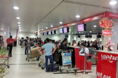 Ngày nghỉ tết đầu tiên: Hơn 80 chuyến bay hoãn ở sân bay Tân Sơn Nhất