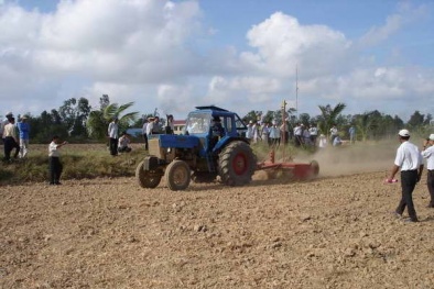 Tìm hiểu bộ liên hợp máy san phẳng ruộng bằng tia laser giúp tăng năng suất