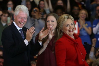 Đi diễn thuyết, ông bà Clinton bỏ túi 153 triệu USD