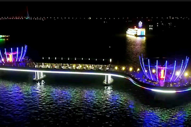 Người dân Cần Thơ nô nức chơi Tết trên cầu đi bộ du lịch mới