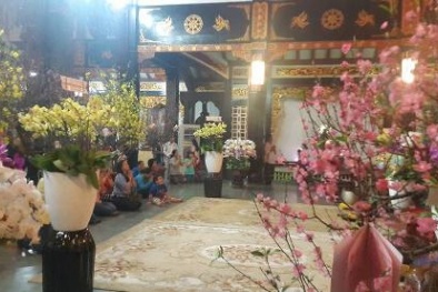 Đêm giao thừa người người đi chùa lễ Phật ở Sài Gòn