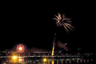 Rực rỡ pháo hoa giao thừa chào đón năm Bính Thân 2016 trên cả nước