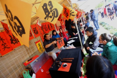 Tết Bính Thân 2016: Dân Hà Thành ‘đổ xô’ đi xin chữ