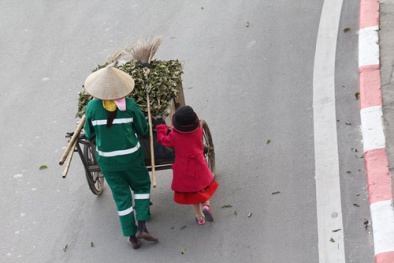 Rơi nước mắt lặng nhìn bé gái giúp mẹ đẩy xe rác ngày Tết 