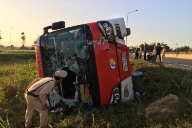 Xe khách mất lái lật nghiêng, gương kính vỡ nát ngày Tết