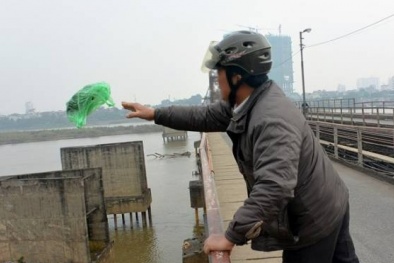 Cầu Long Biên chìm trong rác những ngày Tết