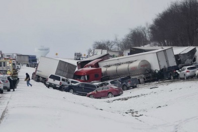 Ít nhất 60 ô tô nối đuôi tông liên hoàn giữa tuyết rơi mịt mù ở Mỹ