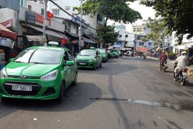 Đầu năm, Mai Linh taxi vô tư đậu xe ở khu vực cấm, giao thông rối loạn
