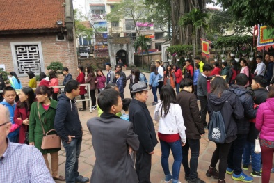 Người Việt chỉ xếp hàng khi bị bắt buộc?