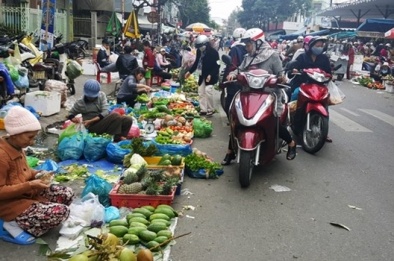 Chuyện lạ: Lên phố mua rau mang về quê bán, lãi bạc triệu/ngày