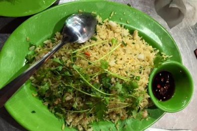 ‘Dám’ ý kiến vì đĩa cơm nguội giá 150 nghìn, khách bị hất đồ ăn vào người