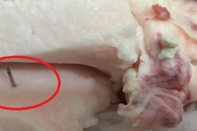 Hết hồn vì phát hiện dị vật giống đầu kim tiêm trong miếng thịt lợn