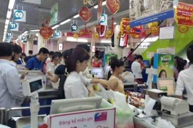 Hàng loạt siêu thị ở TP.HCM ‘tung chiêu' khuyến mãi kéo khách