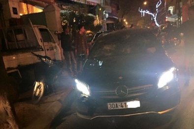 Nghi bố đi nhà nghỉ với bồ nhí, con gái chặn đầu xe Mercedes đập phá
