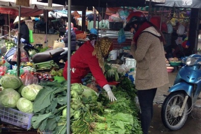 Rau xanh cháy hàng, bánh kẹo và đồ khô ế ẩm sau Tết