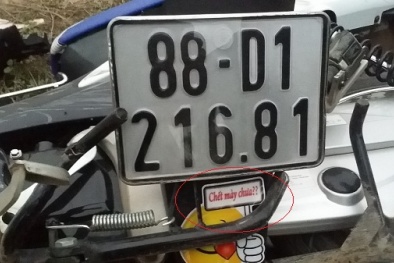 Nam thanh niên đi xe máy có sologan cực lạ đâm bung đầu ô tô