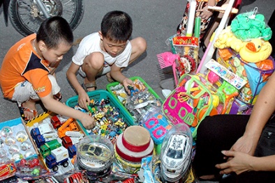 Nhiều hóa chất độc hại ẩn trong đồ chơi bán theo cân 
