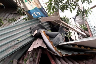 'Vật thể lạ' từ trên cao rơi sập mái nhà 3 hộ dân Hà Nội
