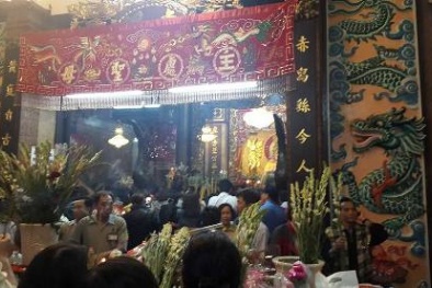 Người dân chen chân đến nghẹt thở tại chùa Bà Chúa Xứ ở An Giang