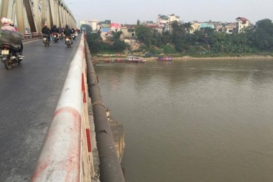 Khóc khuất bí ẩn về người phụ nữ nhảy cầu Chương Dương tự tử