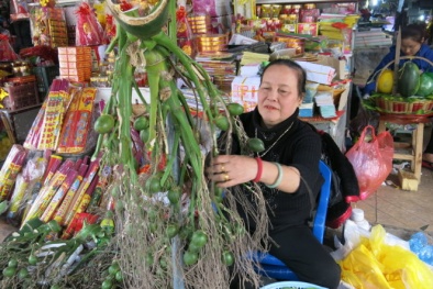 Thực phẩm, rau xanh ‘nhường’ đồ cúng rằm tháng Giêng tăng giá